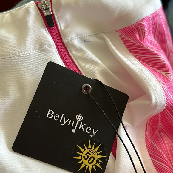 NWT Belyn Key Raglan Short Sleeve Chalk White Pink Feather Print Top Small Golf - Picture 5 of 7